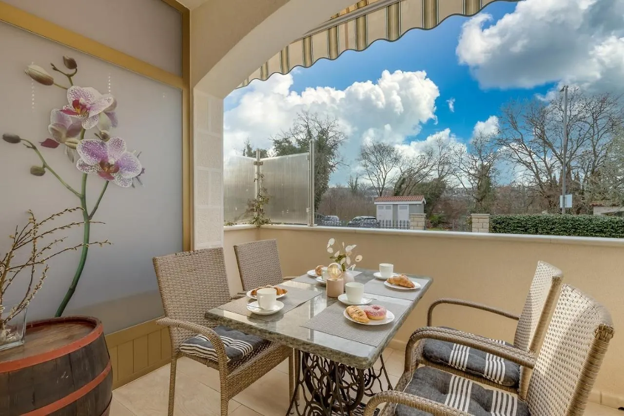 Two-Bedroom Apartment Tatty 포레치